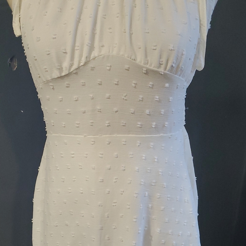 Elegant White Sleeveless Dress - Picture 6 of 15